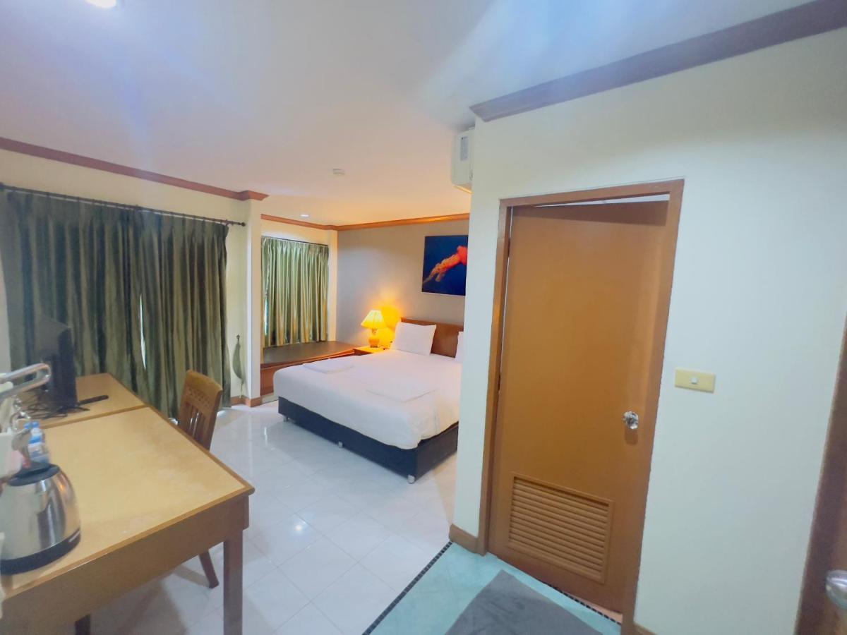 Royal Vista Hotel Patong Buitenkant foto
