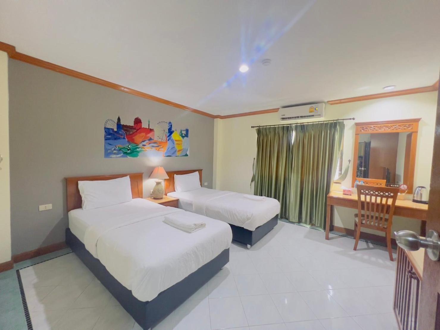 Royal Vista Hotel Patong Buitenkant foto