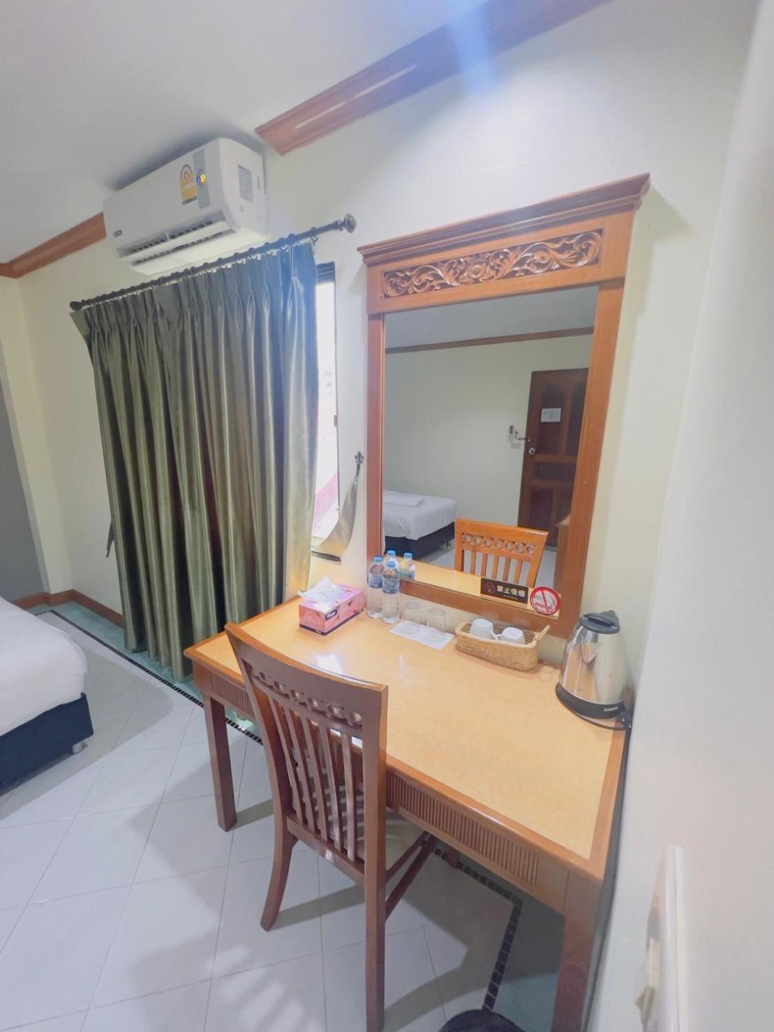 Royal Vista Hotel Patong Buitenkant foto