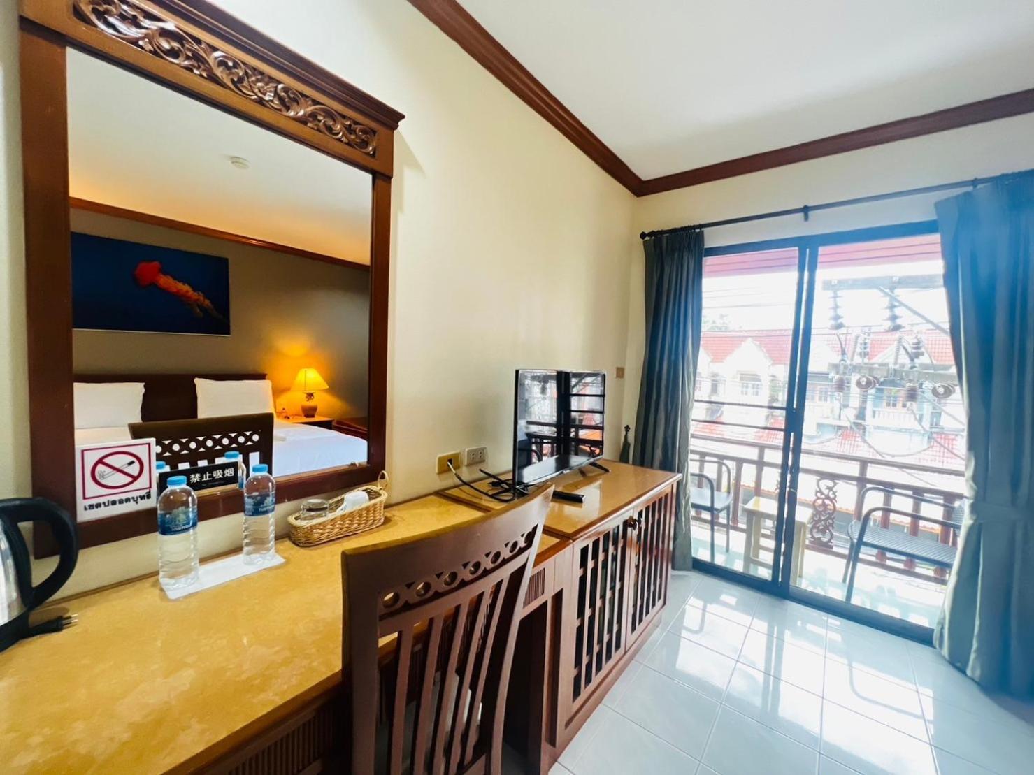 Royal Vista Hotel Patong Buitenkant foto