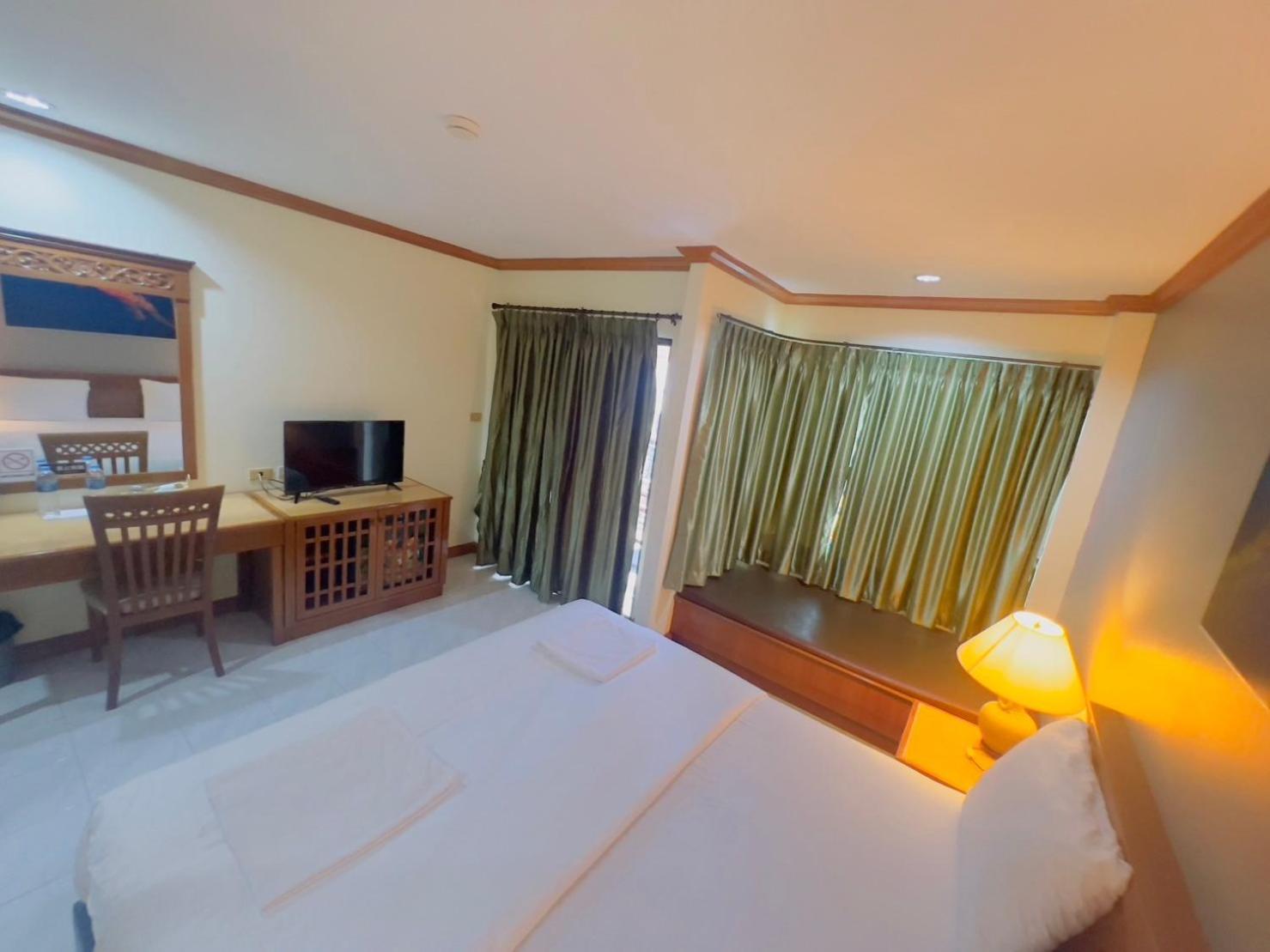 Royal Vista Hotel Patong Buitenkant foto