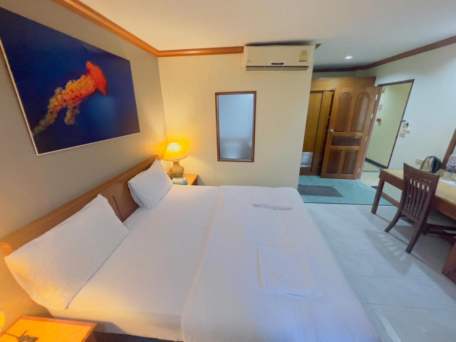 Royal Vista Hotel Patong Buitenkant foto