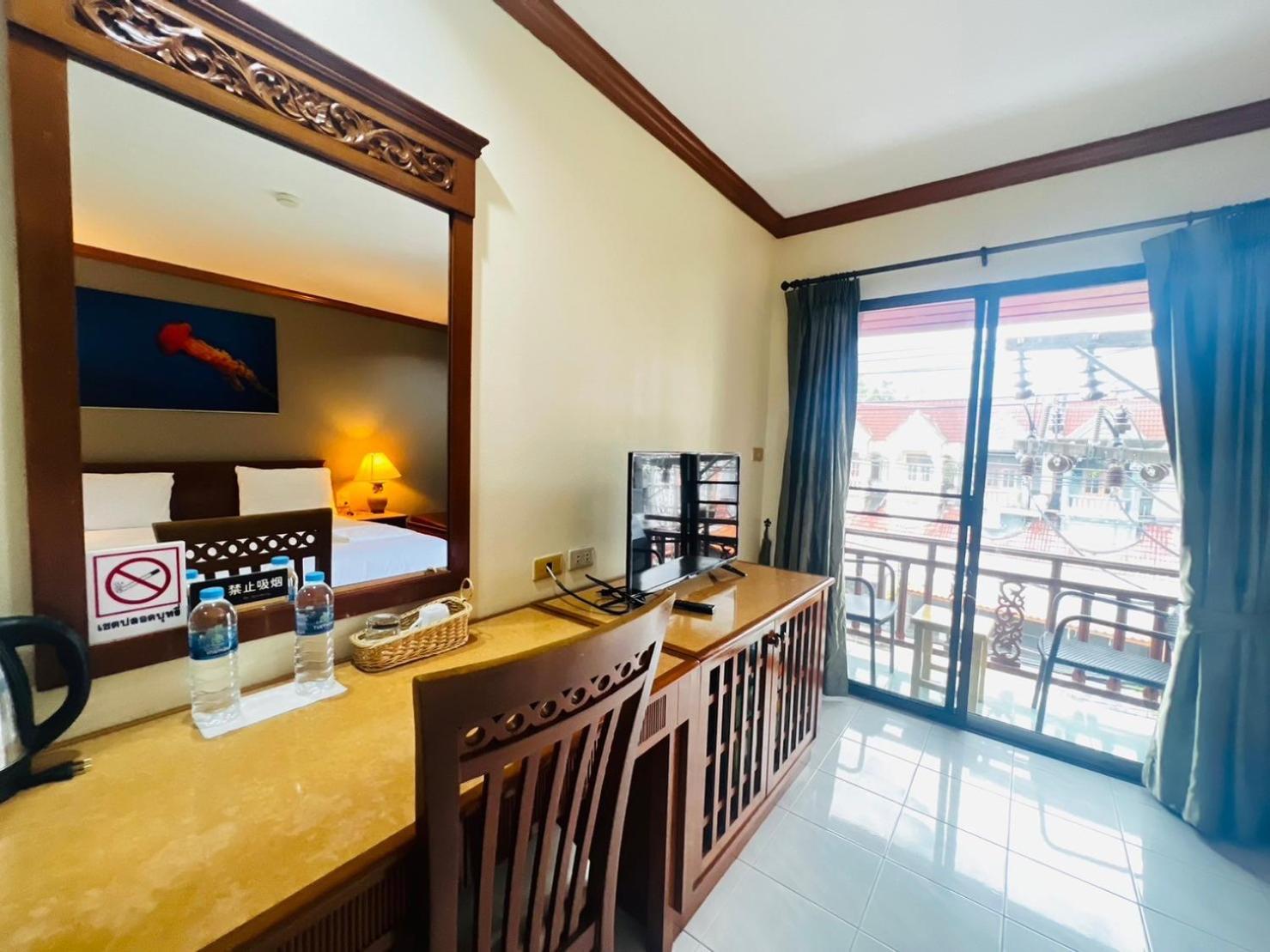 Royal Vista Hotel Patong Buitenkant foto
