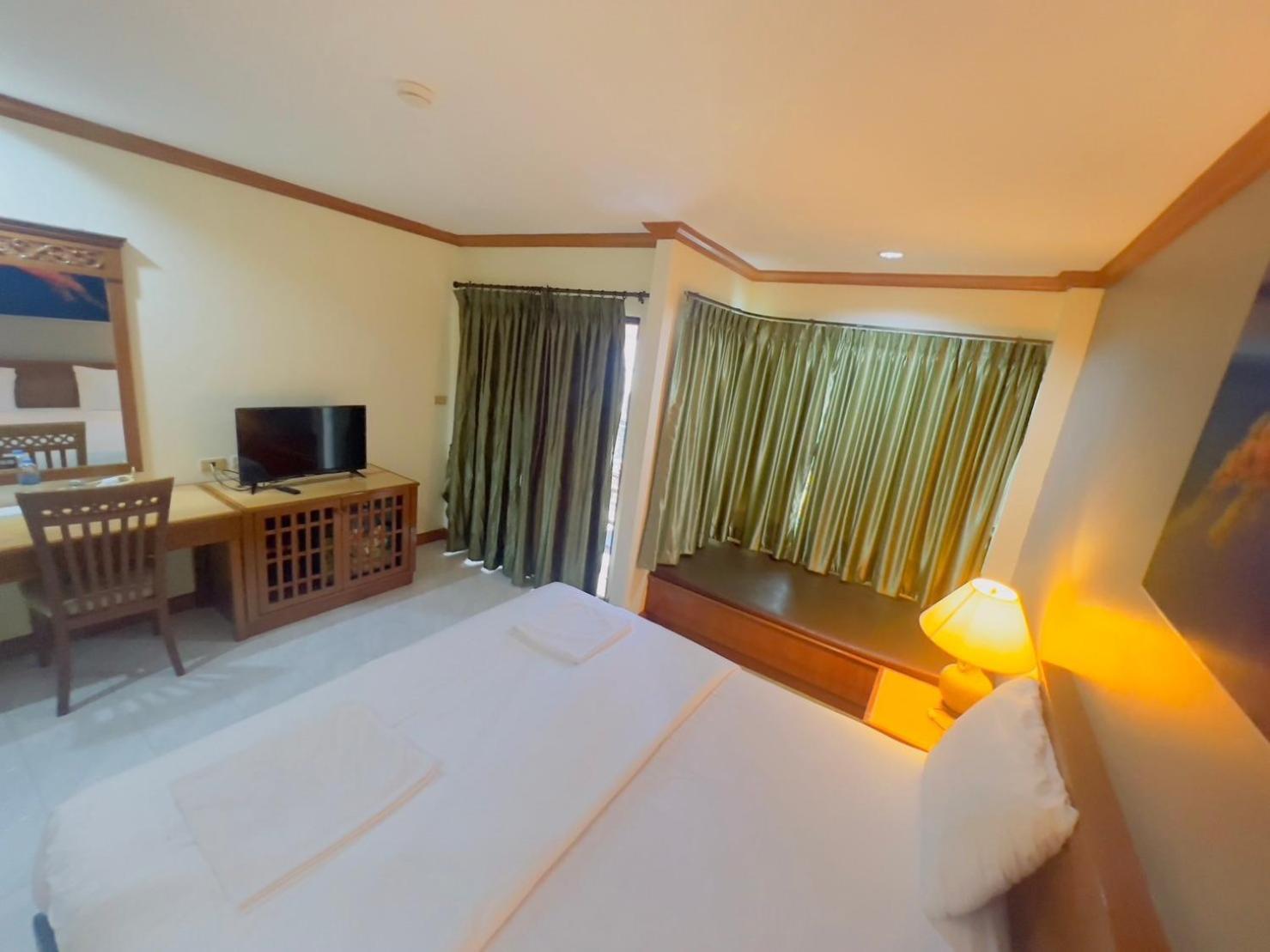 Royal Vista Hotel Patong Buitenkant foto