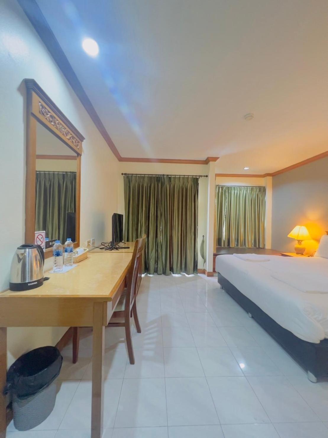 Royal Vista Hotel Patong Buitenkant foto