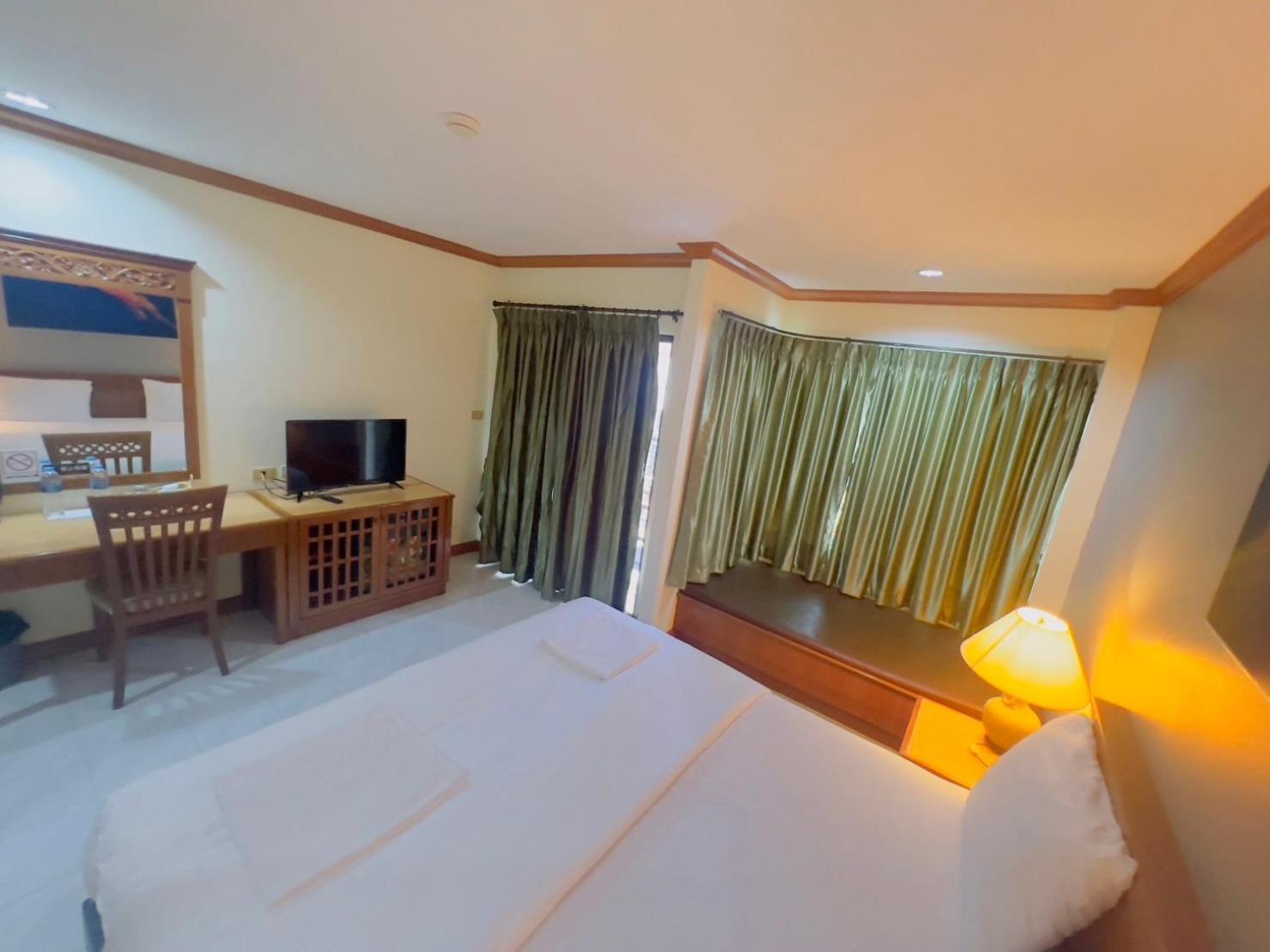 Royal Vista Hotel Patong Buitenkant foto