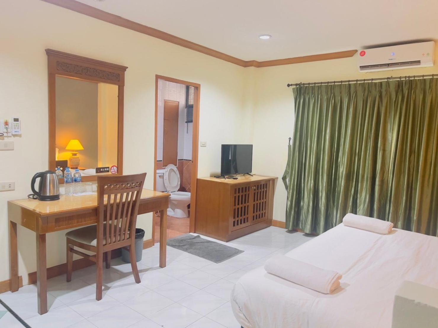 Royal Vista Hotel Patong Buitenkant foto
